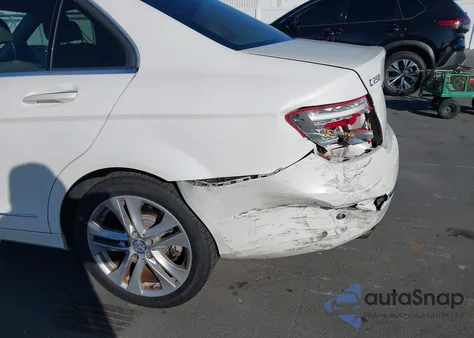 2014 Mercedes-Benz C 250 Luxury z USA, uszkodzony, nr VIN WDDGF4HB7ER309869